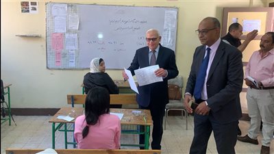 محافظ بورسعيد يتفقد لجان امتحانات الشهادة الإعدادية لمتابعة تجربة الـ بابل شيت | صور