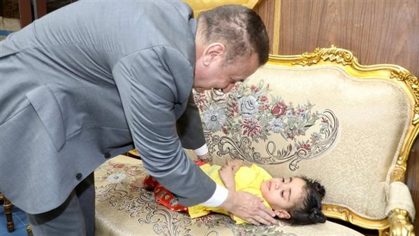 محافظ المنوفية وطفلة