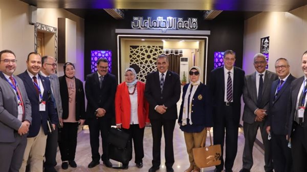 رئيس الجامع مع وفد