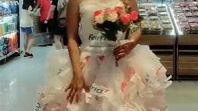 فتاة عشرينية بدولة سنغافورة ترتدي فستان من الأكياس وتتجول في الأسواق | صور