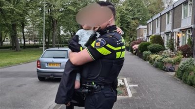 طفل بعمر الـ 4 سنوات يخرج في جولة للمدينة بسيارة والدته