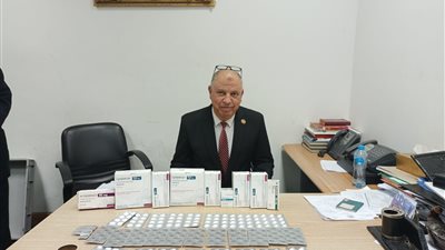 جمارك مطار برج العرب تحبط تهريب هواتف آيفون بتعويضات جمركية مليون و192 ألف جنيه