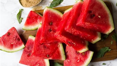 تظهر بعد تناوله بـ4 ساعات.. أخصائي تغذية علاجية يوضح أسباب تسمم البطيخ وأعراضه