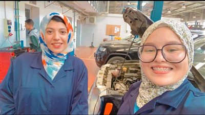 المشروع كلفهم 320 جنيها فقط.. طلاب جامعيون يصنعون شواحن هواتف باستخدام الطاقة الشمسية