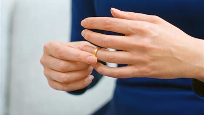 هبة تطلب الطلاق: بعد 10 سنوات زواج طلع علي علاقة غير شرعية بزميلته في العمل 