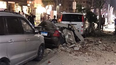 إصابة شخصين وتحطم سيارتين في انهيار شرفة عقار شرق الإسكندرية