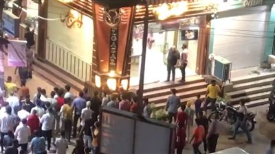 شاب عارٍ يعتدي على المارة بسلاح أبيض بشوارع كفر الزيات بالغربية.. والأهالي تلقنه علقة ساخنة 