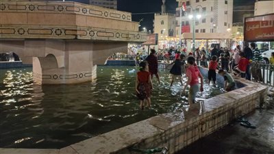 الأطفال يحتفلون بـ رجبية السيد البدوي بالاستحمام في النافورة |صور