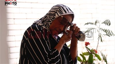 انهيار أسرة سمير غانم خلال زيارة قبره في الذكرى الأولى لوفاته | صور