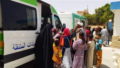 فحص 989 حالة خلال قافلة طبية مجانية بقرية العمرة في قنا