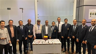 جمارك مطار الغردقة تحبط محاولة تهريب كمية من الأحجار الكريمة