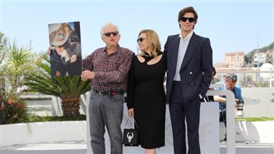 المخرج جيرزي سكوليموفسكي يظهر في مهرجان كان بصورته رفقة حمار