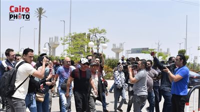 أحمد السقا يصل إلى مسجد الشرطة لصلاة الجنازة على سمير صبري | فيديو