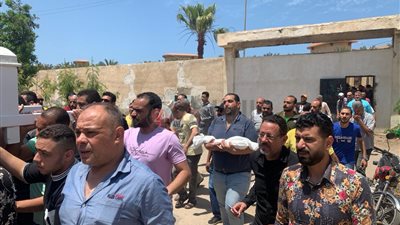 يونسوا بعض في القبر... إيداع جثمان طفلة مع حنين ضحية الخرطوش ببورسعيد | صورة