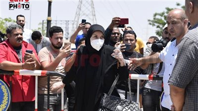 بـ السبحة والحجاب.. ميرفت أمين تشارك في جنازة سمير صبري لتوديعه لمثواه الأخير