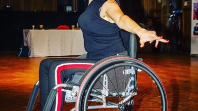 أصبح هوايتي.. سيدة إنجليزية تحارب إعاقتها في مدارس الرقص