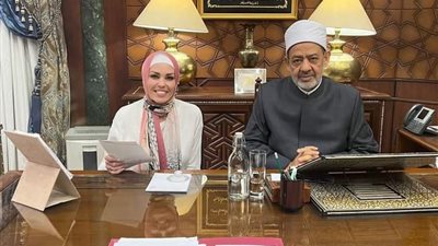 إسلام فتاة بريطانية على يد شيخ الأزهر.. وشاب مصري يتزوجها
