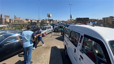 تكدسات بالمحور وفيصل ومدينة نصر.. تعرف على الحالة المرورية بالقاهرة والجيزة | صور