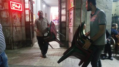 تحصيل مبالغ مالية ورفع إشغالات في حملة مسائية لمتابعة مواعيد الإغلاق بالإسكندرية