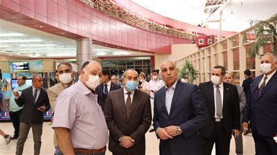 وزير الطيران يتفقد مطار شرم الشيخ.. ويوجه بتقديم كافة التسهيلات لضيوف مصر