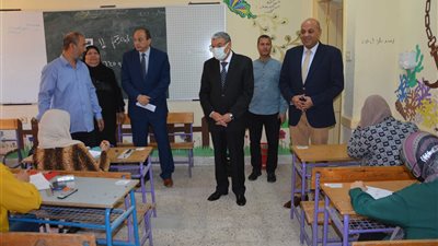 محافظ المنيا يقرر إيقاف رئيس لجنة و6 مراقبين عن العمل في امتحانات الإعدادية
