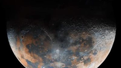 نصفه مظلم.. التربيع الأخير للقمر يزين سماء الوطن العربي اليوم 