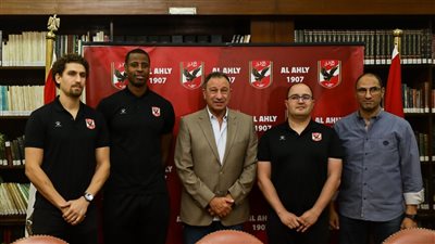 الخطيب يكرم المدير الفني والثنائي المحترف لـ يد الأهلي قبل سفرهم