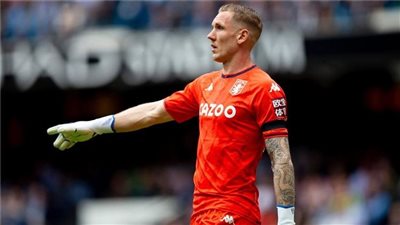 جماهير مانشستر سيتي تعتدي على حارس أستون فيلا أثناء الاحتفال بالدوري الإنجليزي