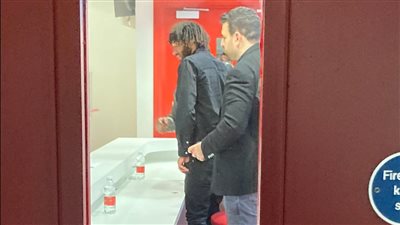 بعد مشاهدته يوقع أوراقا داخل النادي.. أنباء غير مؤكدة عن تجديد عقد محمد النني مع أرسنال 