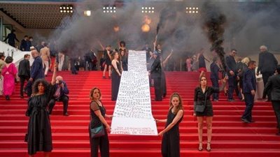 مجموعة Les Colleuses الفرنسية تدعم حقوق المرأة على السجادة الحمراء بـ مهرجان كان 