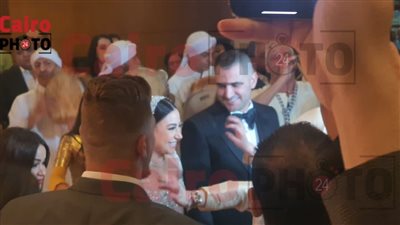 المطربة بوسي تدخل في وصلة رقص بـ حفل زفافها على مصفف الشعر هشام ربيع | بث مباشر 