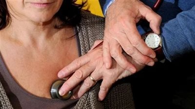 إيحاءات جنسية وألفاظ مسيئة.. فتاة تتهم طبيب جلدية شهيرا بالتحرش بها خلال الكشف عليها