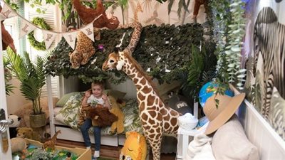 والدان يحولان غرفة ابنهما إلى حديقة حيوان في سبيل تعديل سلوكه.. إليك التفاصيل