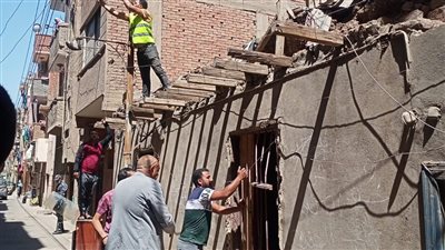 إخلاء عقار قديم بمدينة طنطا وسط كردون أمني تمهيدًا لإزالته