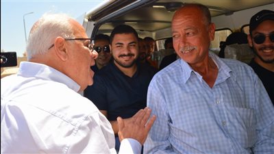 محافظ بورسعيد يوجه بإزالة الإشغالات وتكثيف أعمال النظافة بحي الزهور | صور 