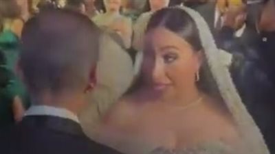 عليا الطلاق أبوظ الجوازة أنا هربانة مني.. تفاصيل غضب الفنانة بوسي خلال زفافها | فيديوجراف