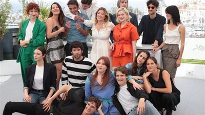 أبطال فيلم Les Amandiers يخطفون الأنظار بأحدث جلسة تصوير ضمن فعاليات مهرجان كان 