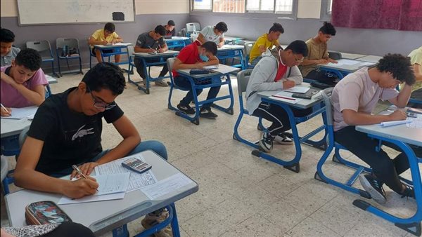 طلاب في لجان الامتحانات