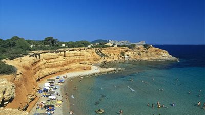 حالة من الذعر تسيطر على أحد شواطئ اسبانيا بعد ظهور سمكتي القرش المرجاني