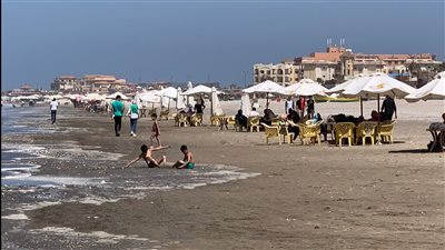 شاطئ بورسعيد يشهد إقبالًا متوسطًا من المواطنين بالتزامن مع ارتفاع درجات الحرارة | صور وفيديو 