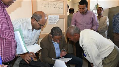 محافظ الفيوم يُفاجئ الجمعية الزراعية بدار السلام ويراجع كشوف صرف الأسمدة