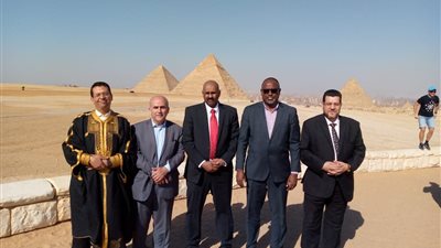 جولة بالأهرامات للمشاركين بدورة اتحاد الإذاعات الإسلامية