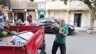  ضبط 8 بطيخات وتسليمها.. حي المطرية يشن حملة على شارع التروللي | صور