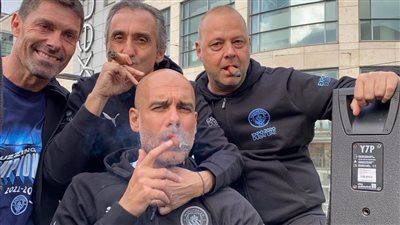 على طريقة إبراهيموفيتش.. جوارديولا يحتفل بالتتويج بلقب الدوري الإنجليزي