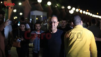 أبرزهم أشرف زكي وهاني شاكر ونهال عنبر.. استمرار توافد الفنانين على عزاء سمير صبري | فيديو