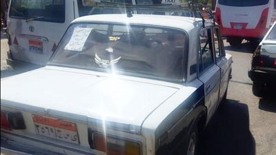 «توصيل المرضى من كبار السن مجانًا».. لافتة على تاكسي بأسيوط تثير إعجاب المواطنين