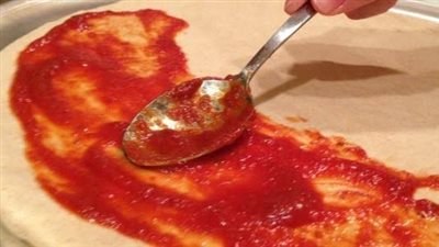 طريقة عمل البيتزا في المنزل خطوة بخطوة 