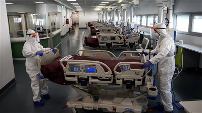 انخفاض إصابات كورونا في بريطانيا للمرة الأولى منذ دخول الصيف