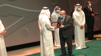 مدير مكتبة الإسكندرية يتسلم جائزة الشيخ زايد بالإمارات