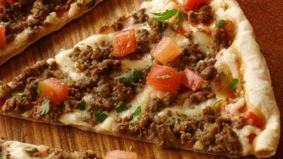 طريقة عمل البيتزا العادية فى المنزل.. يمكن استبدال الخميرة بالخل 